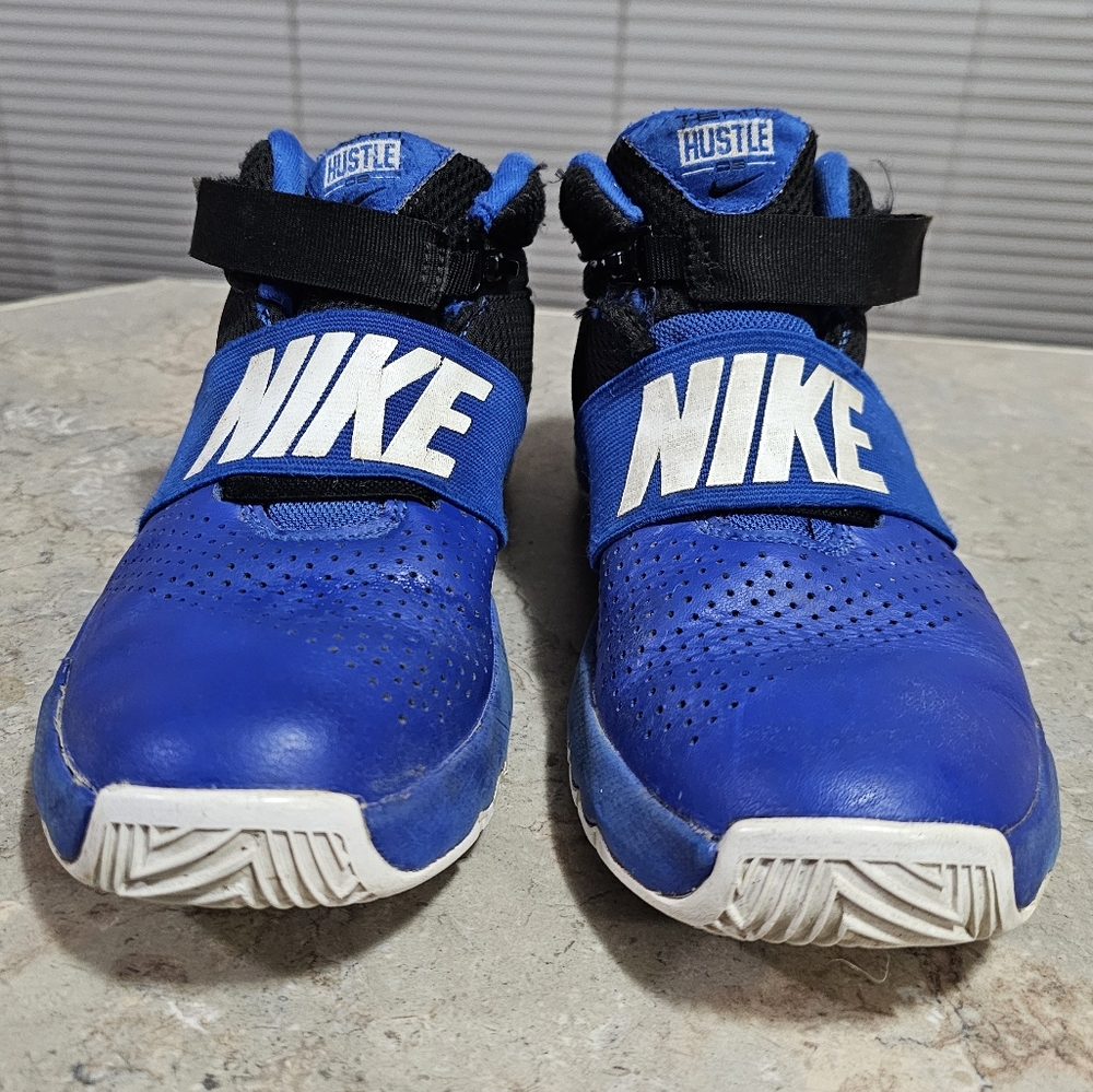 Nike Team Hustle D 8 GS Basketball Shoes Size 4.5Y Royal White Black - Picture 7 of 9
